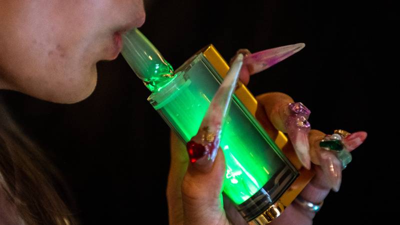 Joven fuma con un vaporizador de cannabidiol (CBD) durante el "Cannabis Open". Foto / AFP