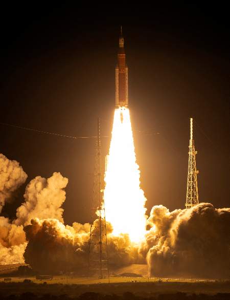 Luego de dos cancelaciones de último momento, el cohete SLS partió a la Luna. Foto / AFP
