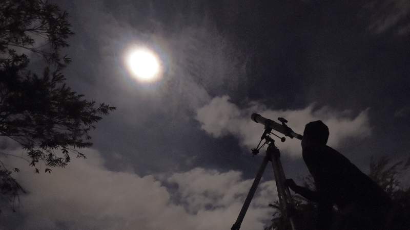 El fenómeno astronómico conocido como Luna de sangre será visible el 8 de noviembre en El Salvador hacia el oeste, donde se oculta el sol. Foto: Archivo/AFP