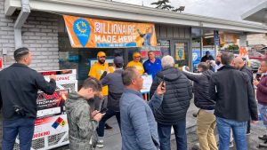 ¡Como un sueño! Dueño de tienda donde se vendió billete ganador de la lotería recibe premio de $1 millón