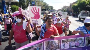 FOTOS: Marcha en San Salvador para exigir que se investigue los casos de violencia hacia la mujer