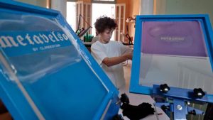 Mujeres crean moda para escapar de la realidad