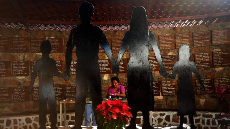 Imagen de archivo del monumento a las víctimas de la Masacre de El Mozote. Foto / AFP