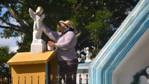 "Es un detalle para los que se fueron": conoce el trabajo de las mujeres que limpian tumbas en Suchitoto