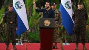El Salvador ya no es una democracia, sino una autocracia, concluye informe de Suecia