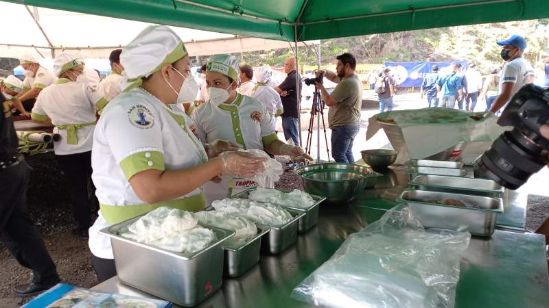 Desde temprano, decenas de personas trabajan en la elaboración de la mega pupusa. Foto: EDH / Óscar Orellana