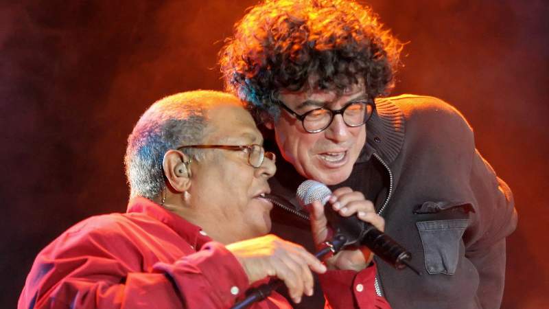 El cantante cubano Pablo Milanés (I) y el argentino Piero, cantan a dúo durante un concierto en el Agora de la Casa de la Cultura ecuatorina en Quito, el 18 de febrero de 2006. Foto: <Archivo/AFP