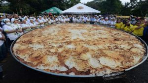 ¡5.5 metros! Olocuilta batió récord con la pupusa más grande del mundo