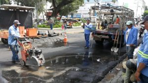 Tuberías de agua potable se dañan una semana después que calle fue asfaltada en Santa Ana
