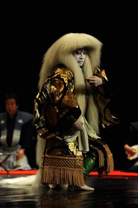 Un actor japonés de la compañía de teatro Shochiku se presenta en San Salvador, El Salvador, en octubre de 2010. Foto: Archivo/AFP