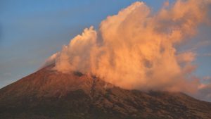 Protección Civil pide a pobladores cercanos al volcán Chaparrastique "no prestar atención a rumores"