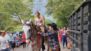 VIDEO. Yajaira casi cae de caballo en desfile de Pasaquina