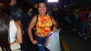 "¡Haga el bailecito de La Neverita!": Yanira Berríos deslumbra en la fila del concierto de Bad Bunny