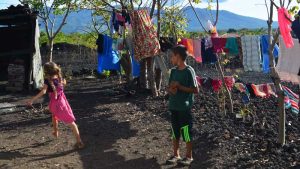 Familias viven en la lava endurecida del Chaparrastique