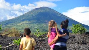 Volcán Chaparrastique reduce actividad, pero sigue bajo alerta