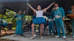 Yajaira compartió su talento con asistentes a cementerio La Bermeja
