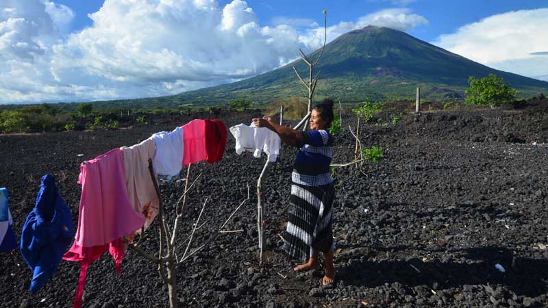 Ana Mercedes Granados tiende la ropa de su familia en el playón del volcán Chaparrastique en El Borbollón, municipio de El Tránsito. Foto Yessica Hompanera