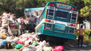 VIDEO: Captan momento del fatal accidente entre una rastra y un bus en La Libertad