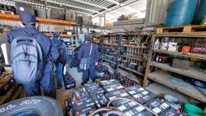 Allanan establecimientos en San Salvador y Cuscatlán donde se comercializaba baterías para carro de manera fraudulenta