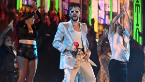 Fotos: Bad Bunny impone su moda extravagante