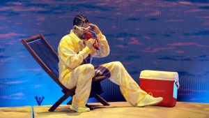 Bad Bunny resbala y cae en pleno show en Guatemala