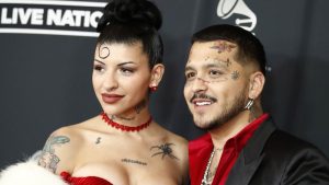 ¡Rojo pasión! Nodal y Cazzu enamoran en los Latin Grammy