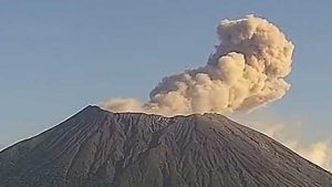 Volcán Chaparrastique mantiene continuas explosiones de gases