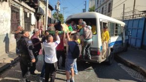 "Ahí quedaron los comprados": ocho pasajeros heridos en choque de microbuses