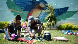 Salvadoreños conmemoran a sus fieles difuntos y a víctimas del covid