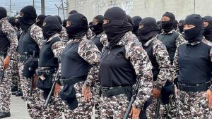 Ecuador declara estado de excepción tras la muerte de 5 policías a manos de narcos