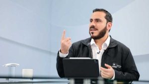 Francisco alabi, ministro de salud en conferencia