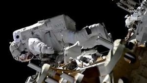 Imágenes de la primera caminata espacial de Frank Rubio