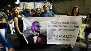 "Acá está tu señora de las cuatro décadas": Fanáticas de Ricardo Arjona lo recibieron así.