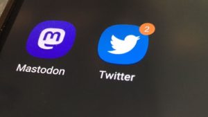 ¿Cuáles son las funciones similares y diferentes que tienen Mastodon y Twitter?