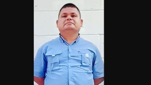 Policía captura a motociclista por conducir sobre la acera