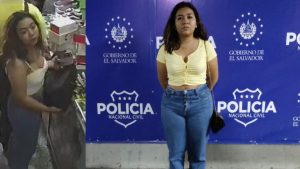 Mujer roba en almacén de San Salvador y todo queda grabado por las cámaras de seguridad