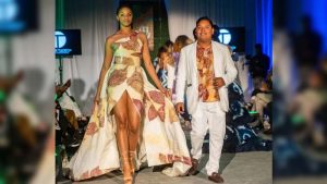Óscar Tadeo, gurú de la moda “orgánica” salvadoreña, que deslumbra con su técnica de teñido en añil