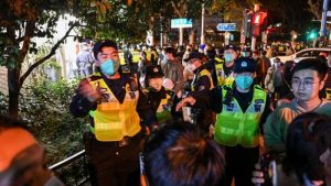 "Esto no es una vida normal". Las protestas se multiplican en China contra la política de "cero covid"