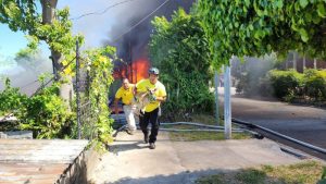 Rescatan a perritos de un incendio en bodega de San Salvador