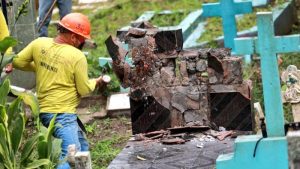 Autoridades demuelen sepulturas con distintivos de pandillas en cementerio de Santa Tecla