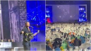 Salvadoreños se las ingeniaron para resguardarse de la lluvia en concierto de Ricardo Arjona