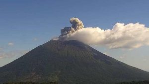 Volcán Chaparrastique registra 31 explosiones de gases y cenizas