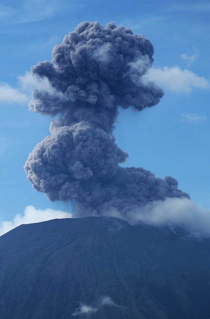 Explosión de vapor, cenizas y gases en el cráter del volcán Chaparrastique del día 27 de noviembre, día de la mayor actividad durante su más reciente despertar. FOTO EDH FRANCISCO RUBIO