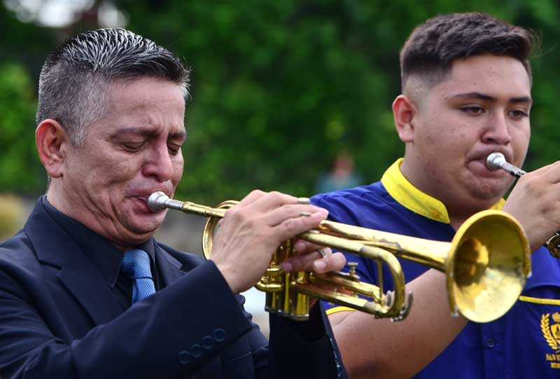 Un trompetista, exintegrante de la orquesta del fallecido Tito Flores, derrama lágrimas mientras toca su instrumento durante el funeral del célebre artista nacional en San Vicente. FOTO EDH MENLY GONZÁLEZ