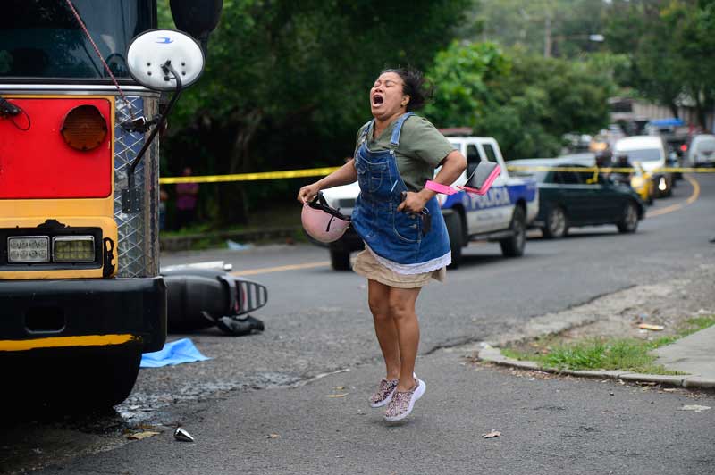 La madre de una motociclista fallecida al chocar contra un bus reacciona al llegar al lugar del accidente ocurrido cerca de la ciudadela Don Bosco, Soyapango. FOTO EDH JESSICA ORELLANA