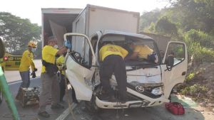 Persona quedó atrapada en camión tras choque múltiple en carretera de Oro