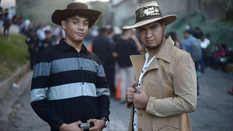 Alessandro Jeronimo y Jefferson Cornejo llegaron desde Opico junto con amigos y familiares. Foto: EDH / Francisco Rubio