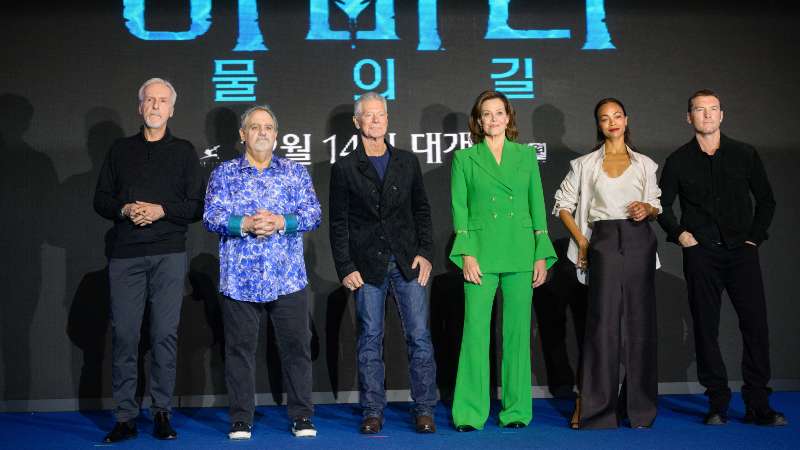 James Cameron, Jon Landau, Stephen Lang, Sigourney Weaver, Zoe Saldana y Sam Worthington en conferencia de prensa sobre Avatar 2 en Corea del Sur. Foto: AFP