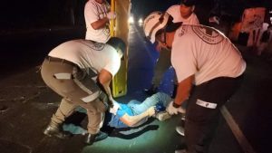 Ebrio se duerme en la calle y fue rescatado antes de ser atropellado en Guazapa