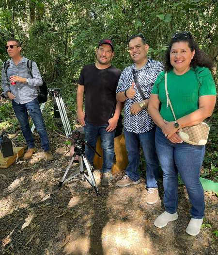 De izquierda a derecha: Héctor Moreno, de Panavision; Christian Blaze, director de efectos visuales; Elías Axume y su esposa Sandra Salguero Axume en el lugar de filmación de "Luciérnagas en El Mozote". Foto: EDH